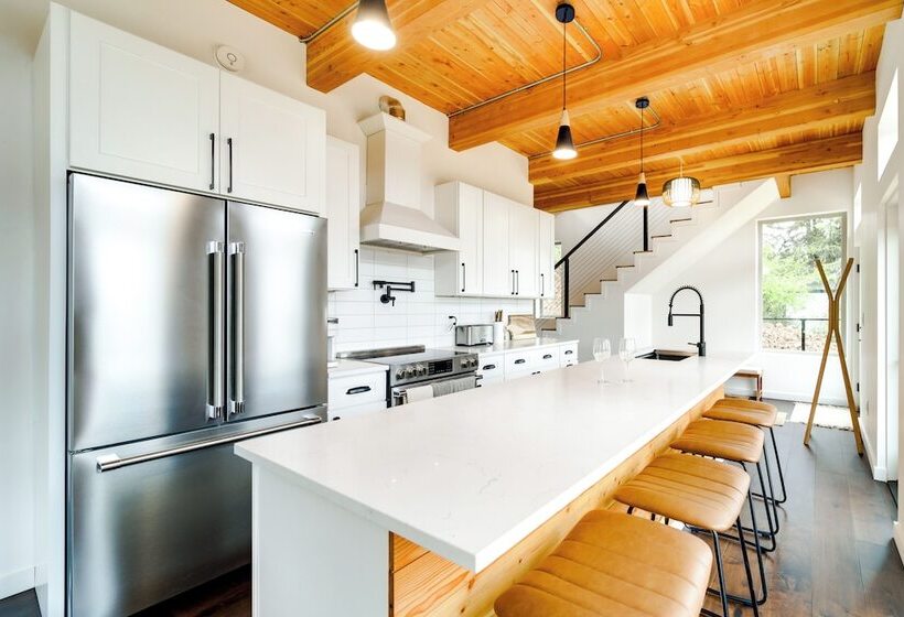 Mid Century Escape: Lake Views, Steps To Cave Bay!