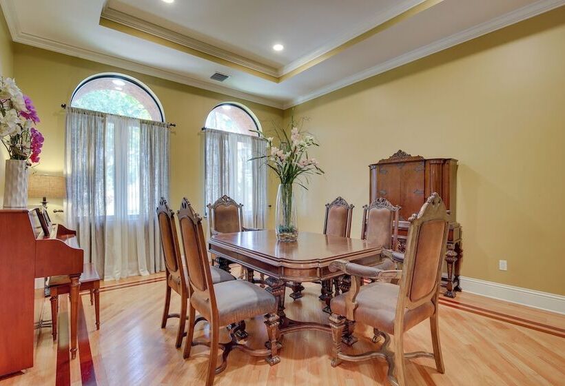 Ornate Hollywood Retreat, 2 Mi To Beach & Park!