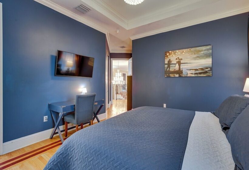 Ornate Hollywood Retreat, 2 Mi To Beach & Park!