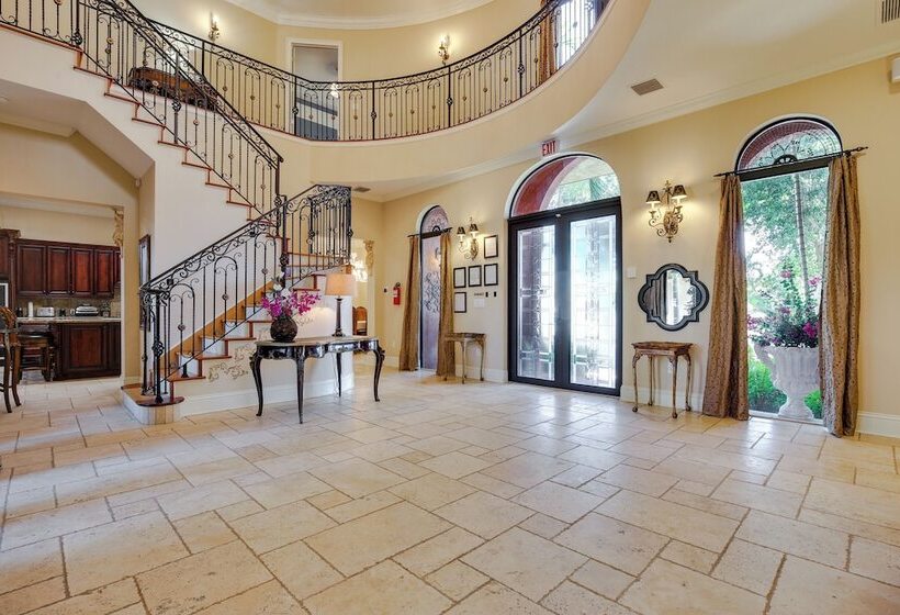 Ornate Hollywood Retreat, 2 Mi To Beach & Park!