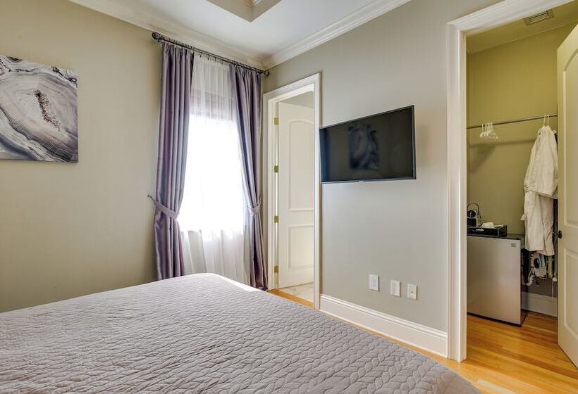 Ornate Hollywood Retreat, 2 Mi To Beach & Park!