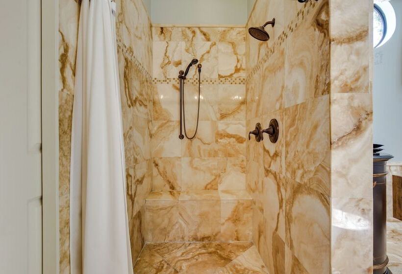 Ornate Hollywood Retreat, 2 Mi To Beach & Park!