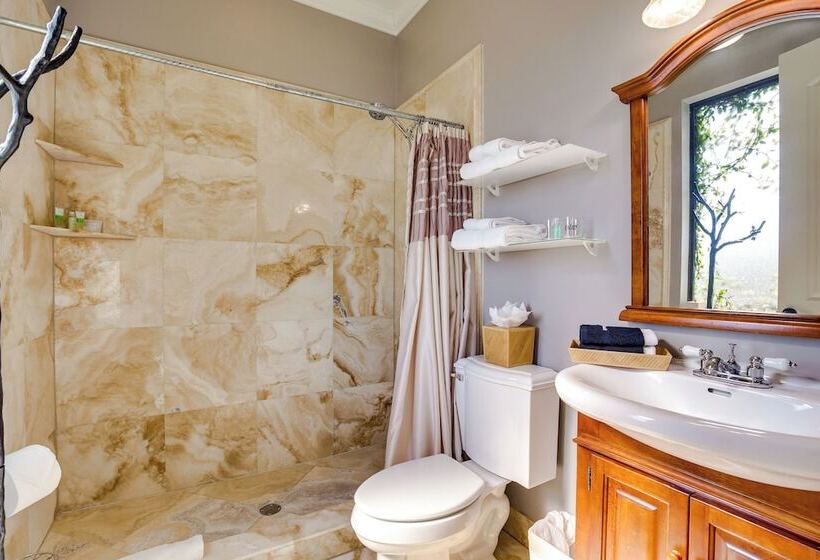 Ornate Hollywood Retreat, 2 Mi To Beach & Park!