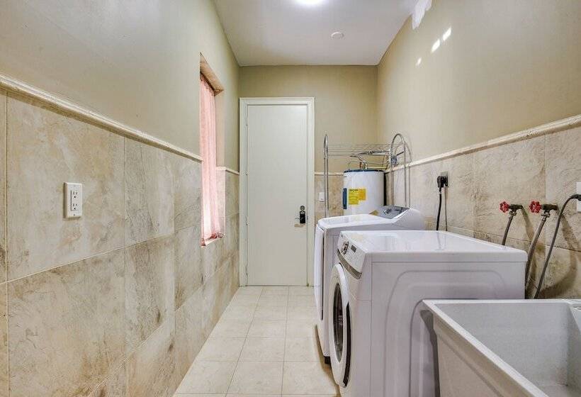 Ornate Hollywood Retreat, 2 Mi To Beach & Park!