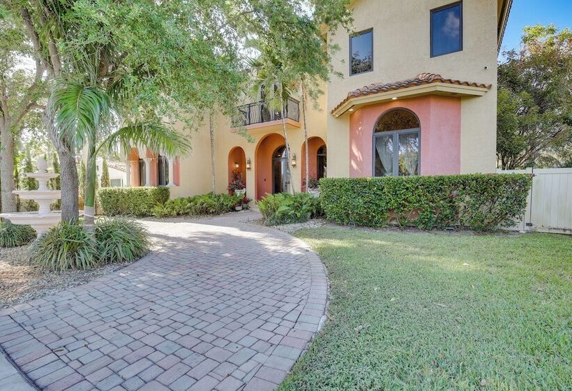 Ornate Hollywood Retreat, 2 Mi To Beach & Park!