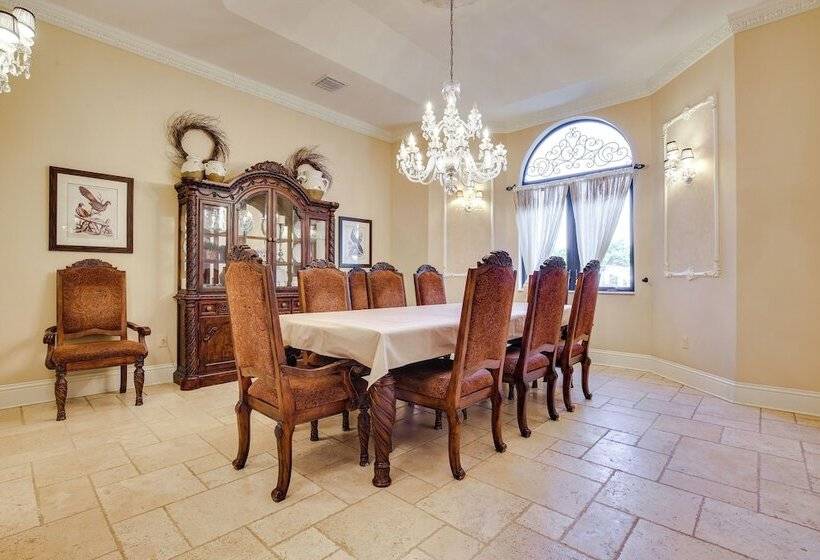 Ornate Hollywood Retreat, 2 Mi To Beach & Park!