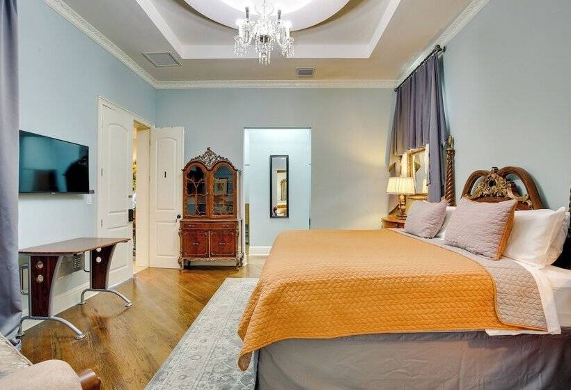 Ornate Hollywood Retreat, 2 Mi To Beach & Park!