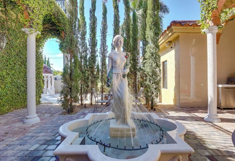 Ornate Hollywood Retreat, 2 Mi To Beach & Park!