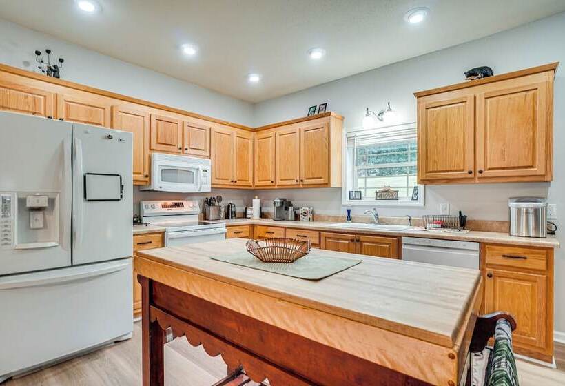 Pet Friendly Georgia Home W/ Pool Access!