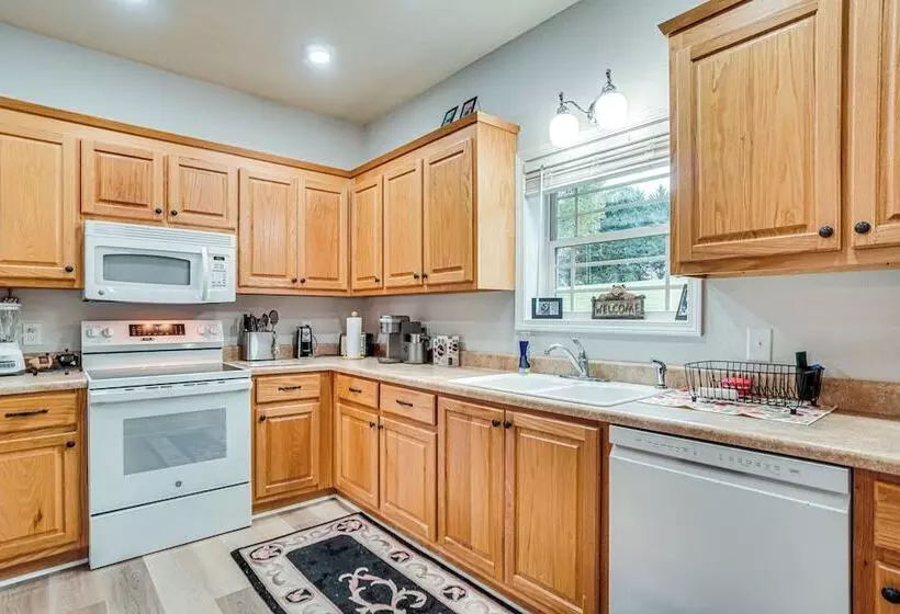 Pet Friendly Georgia Home W/ Pool Access!