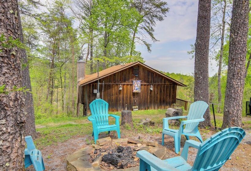 9 Mi To Dollywood: Pet Friendly Smoky Mtn Cabin!