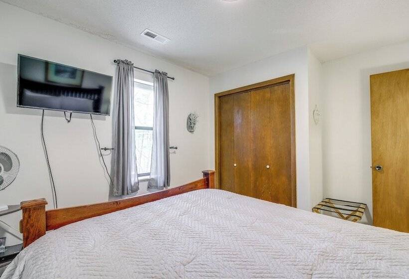 9 Mi To Dollywood: Pet Friendly Smoky Mtn Cabin!