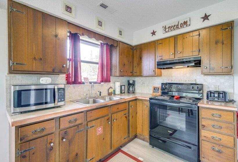 9 Mi To Dollywood: Pet Friendly Smoky Mtn Cabin!