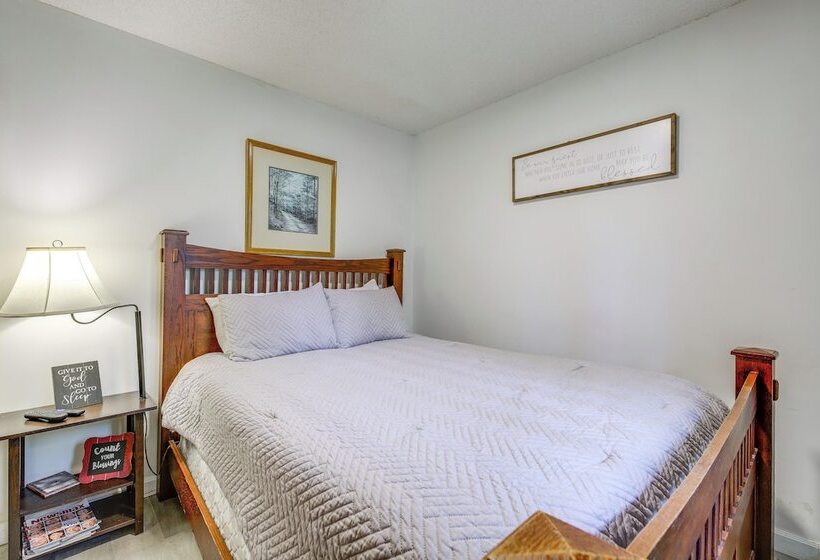 9 Mi To Dollywood: Pet Friendly Smoky Mtn Cabin!