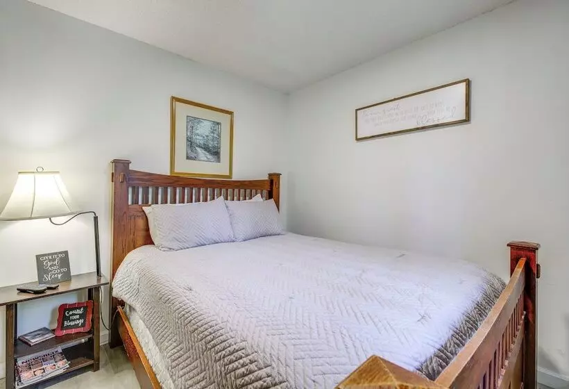 9 Mi To Dollywood: Pet Friendly Smoky Mtn Cabin!