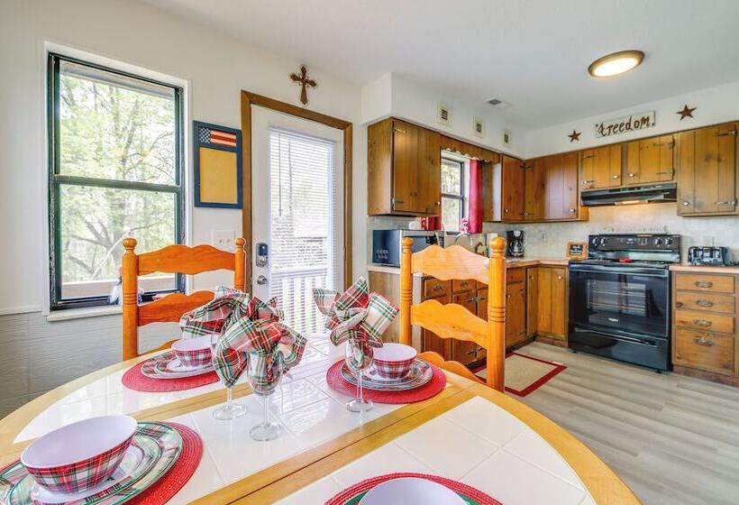 9 Mi To Dollywood: Pet Friendly Smoky Mtn Cabin!