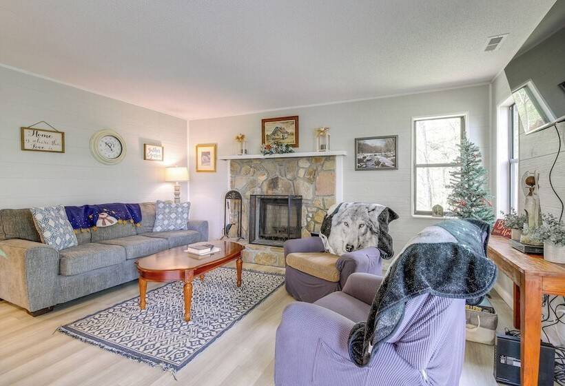 9 Mi To Dollywood: Pet Friendly Smoky Mtn Cabin!