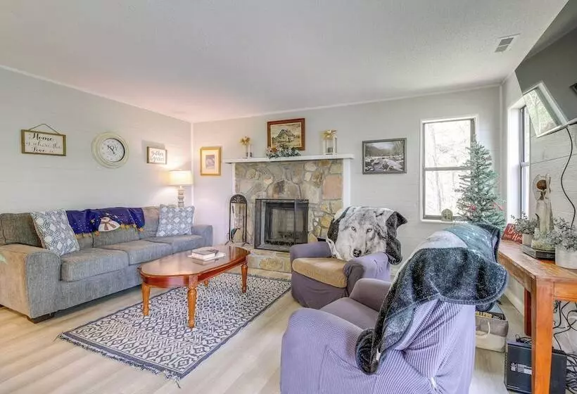 9 Mi To Dollywood: Pet Friendly Smoky Mtn Cabin!