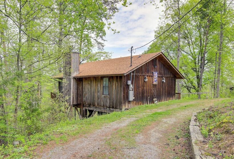 9 Mi To Dollywood: Pet Friendly Smoky Mtn Cabin!