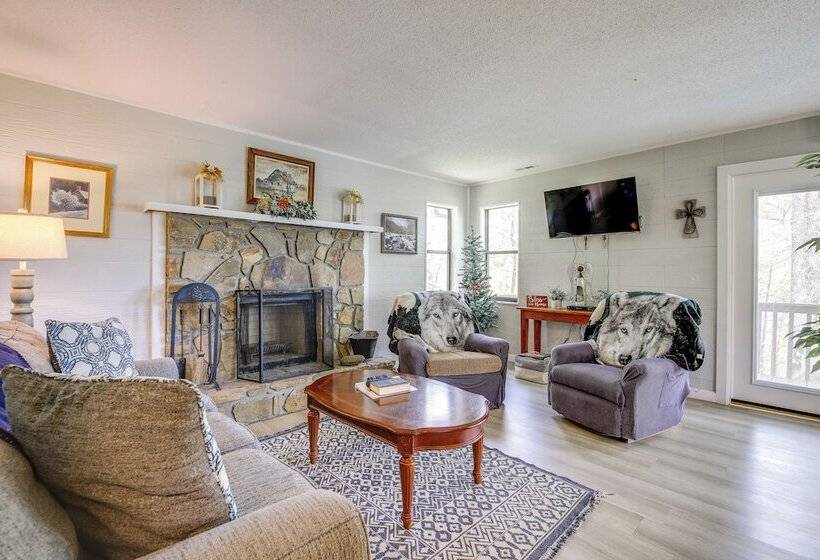 9 Mi To Dollywood: Pet Friendly Smoky Mtn Cabin!