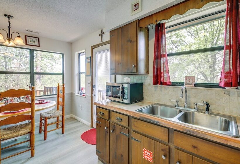 9 Mi To Dollywood: Pet Friendly Smoky Mtn Cabin!