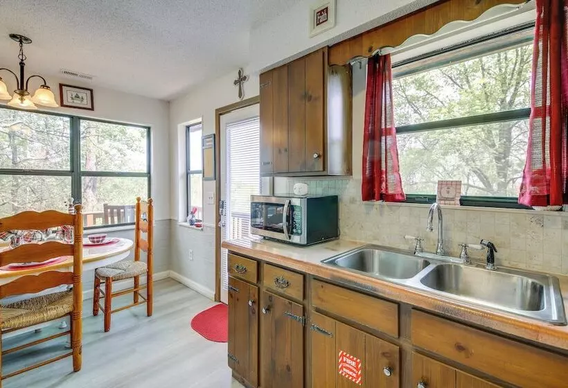 9 Mi To Dollywood: Pet Friendly Smoky Mtn Cabin!