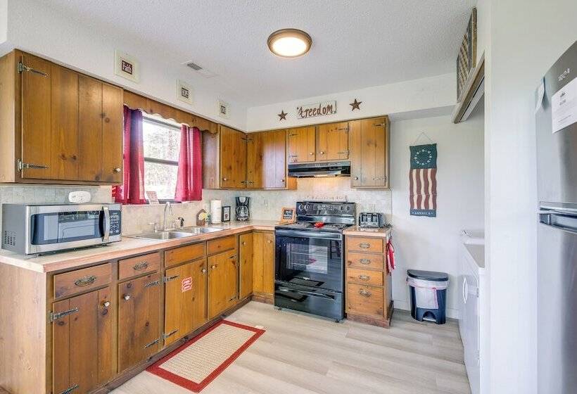 9 Mi To Dollywood: Pet Friendly Smoky Mtn Cabin!