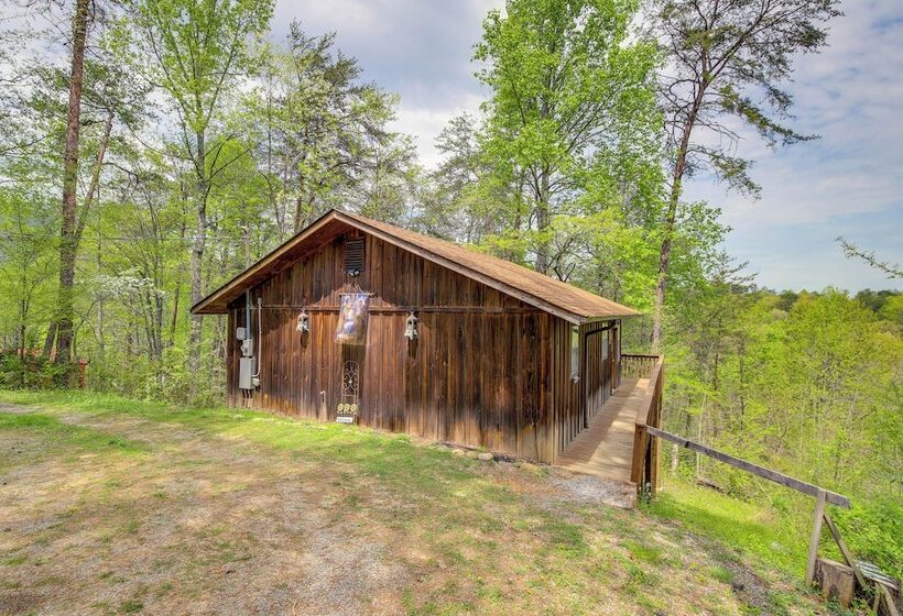 9 Mi To Dollywood: Pet Friendly Smoky Mtn Cabin!