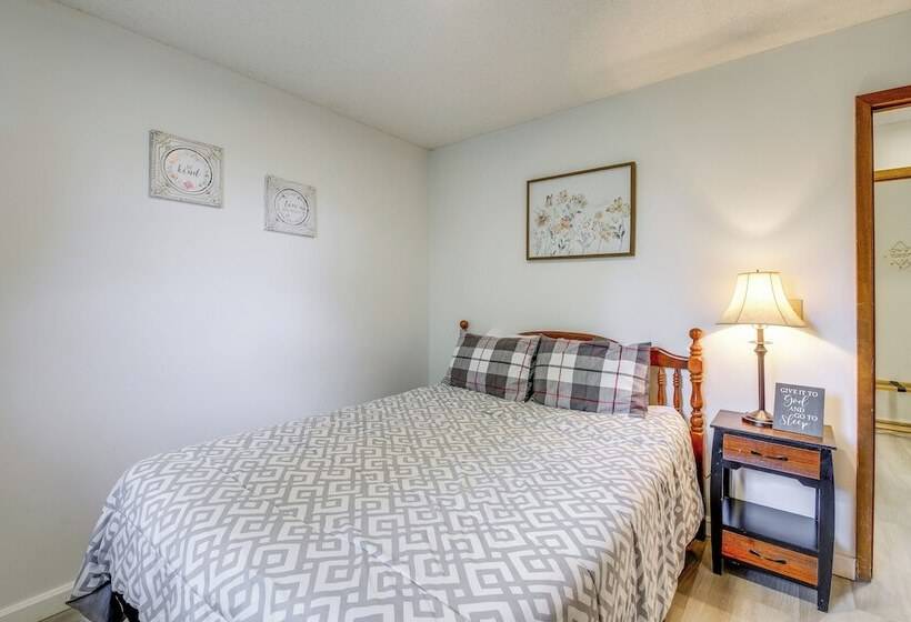 9 Mi To Dollywood: Pet Friendly Smoky Mtn Cabin!