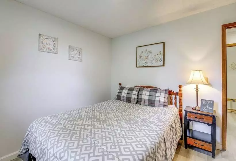 9 Mi To Dollywood: Pet Friendly Smoky Mtn Cabin!