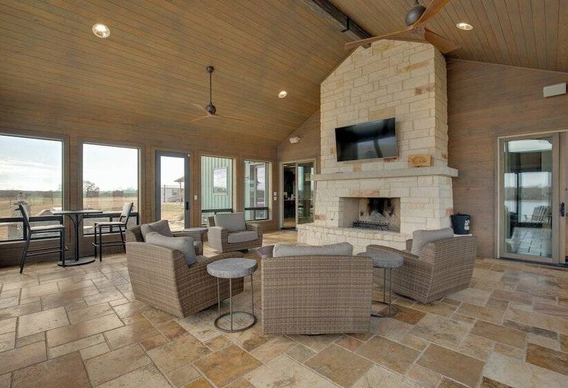 Sprawling Kaufman Home W/ On Site Lake & Fire Pit
