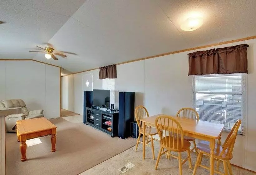 Sprawling Kaufman Home W/ On Site Lake & Fire Pit