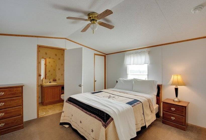 Sprawling Kaufman Home W/ On Site Lake & Fire Pit