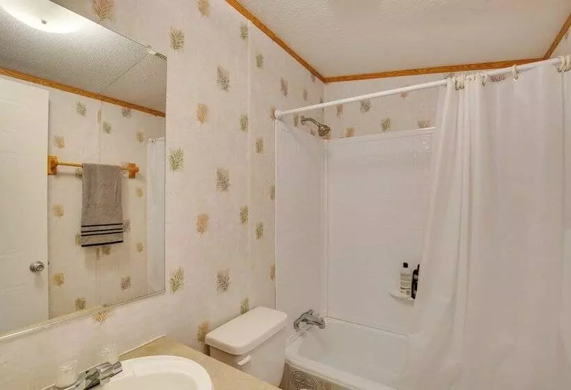 Sprawling Kaufman Home W/ On Site Lake & Fire Pit