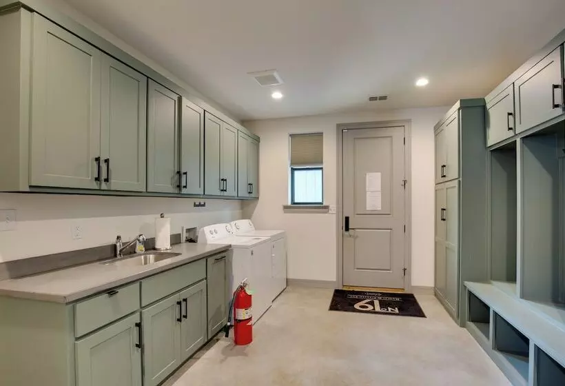 Sprawling Kaufman Home W/ On Site Lake & Fire Pit