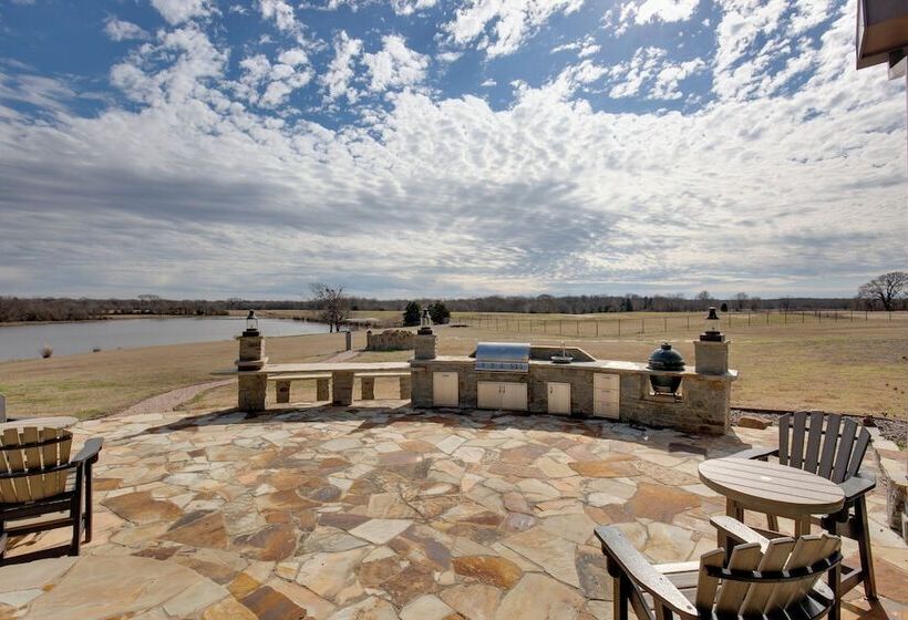 Sprawling Kaufman Home W/ On Site Lake & Fire Pit