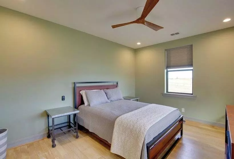 Sprawling Kaufman Home W/ On Site Lake & Fire Pit