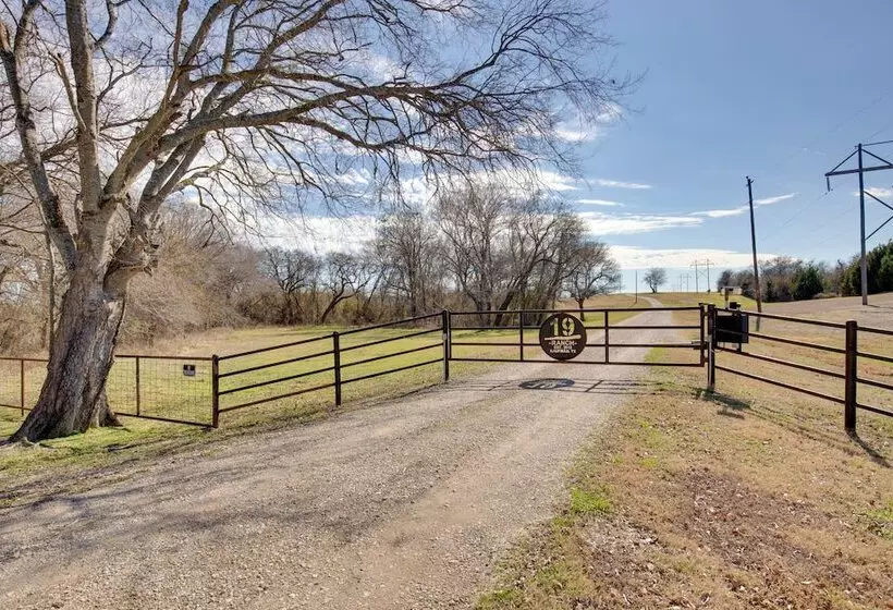 Sprawling Kaufman Home W/ On Site Lake & Fire Pit