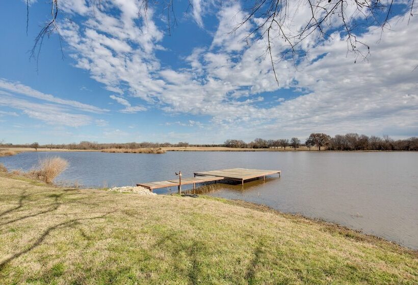 Sprawling Kaufman Home W/ On Site Lake & Fire Pit