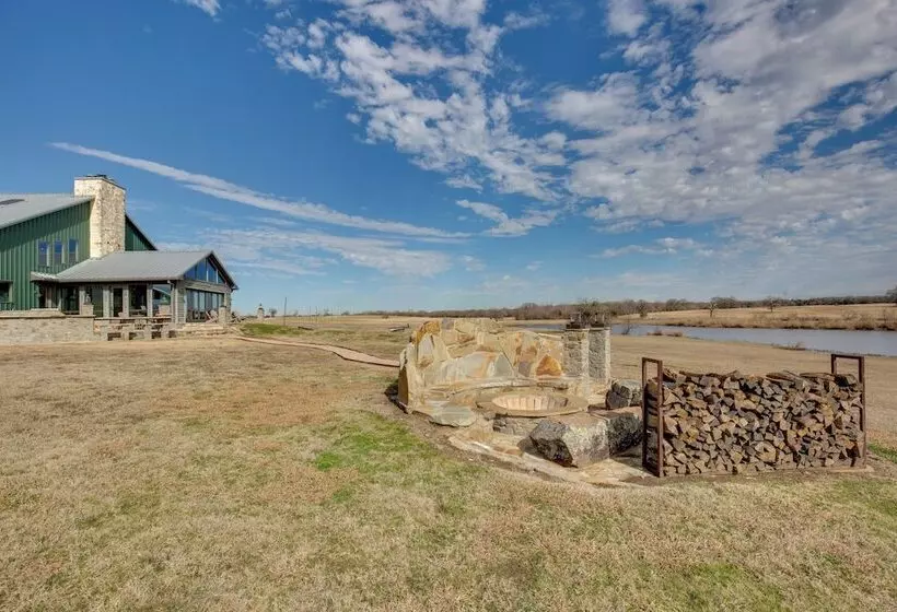 Sprawling Kaufman Home W/ On Site Lake & Fire Pit