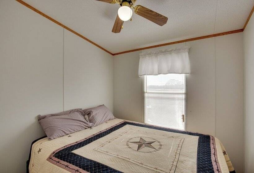 Sprawling Kaufman Home W/ On Site Lake & Fire Pit