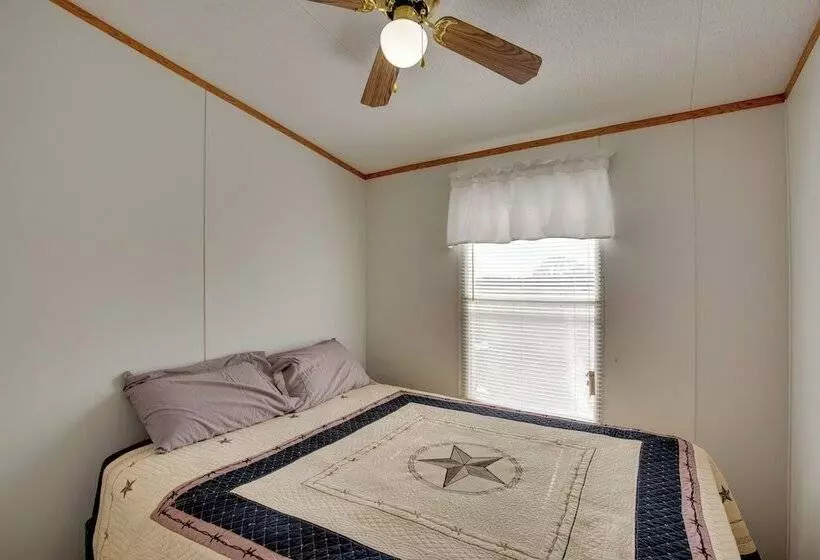 Sprawling Kaufman Home W/ On Site Lake & Fire Pit