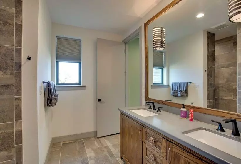 Sprawling Kaufman Home W/ On Site Lake & Fire Pit