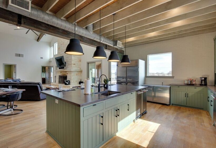 Sprawling Kaufman Home W/ On Site Lake & Fire Pit