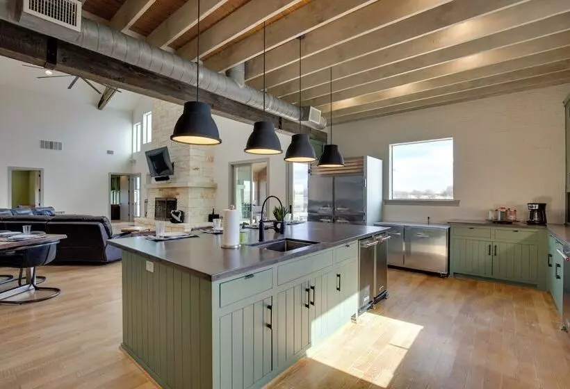 Sprawling Kaufman Home W/ On Site Lake & Fire Pit