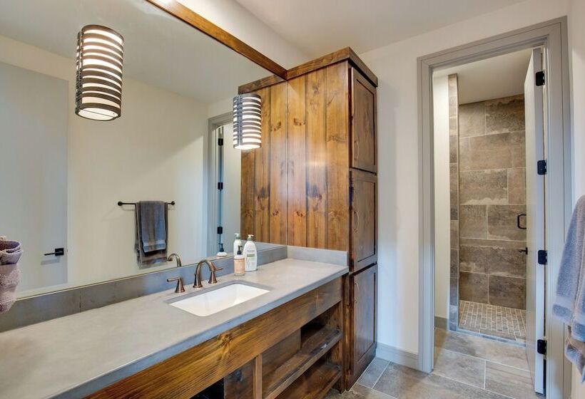 Sprawling Kaufman Home W/ On Site Lake & Fire Pit