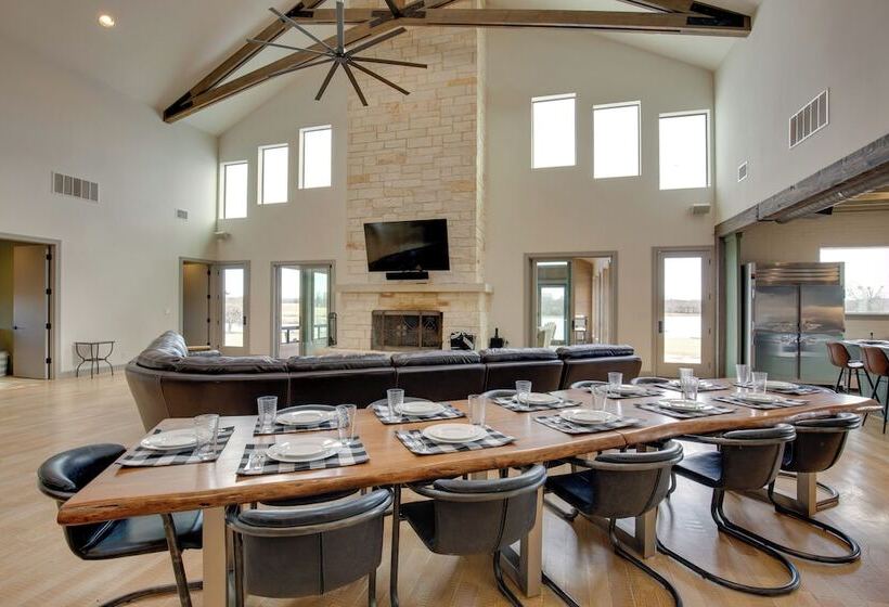 Sprawling Kaufman Home W/ On Site Lake & Fire Pit