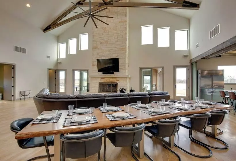 Sprawling Kaufman Home W/ On Site Lake & Fire Pit