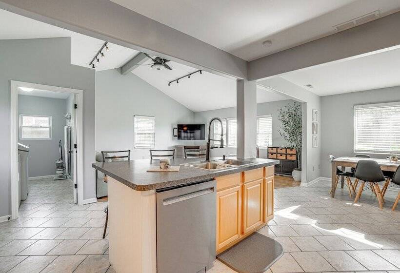 Benton Harbor Home W/ Fire Pit 2 Mi To Beach!