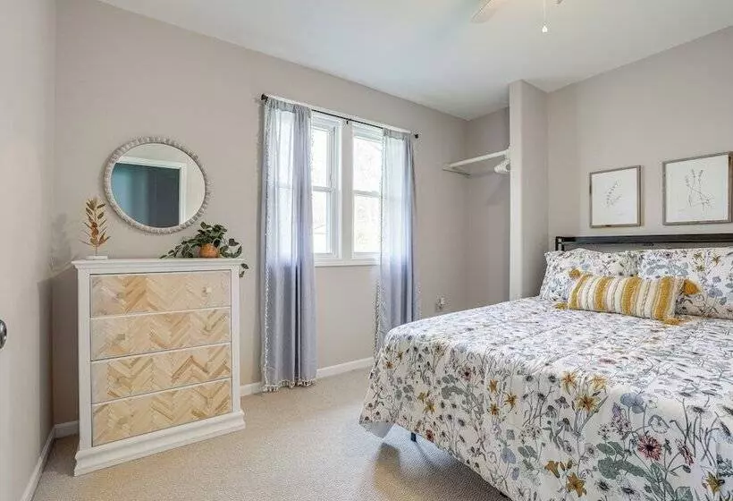 Benton Harbor Home W/ Fire Pit   2 Mi To Beach!